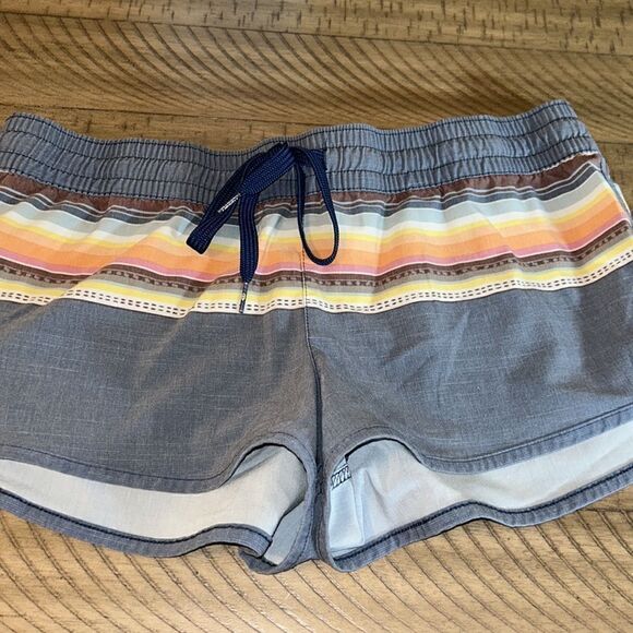 Rip Curl 🏄🏻‍♀️ Rainbow 🌈 Shorts. Tie front. Security Back Pocket Vintage Look - Picture 14 of 17